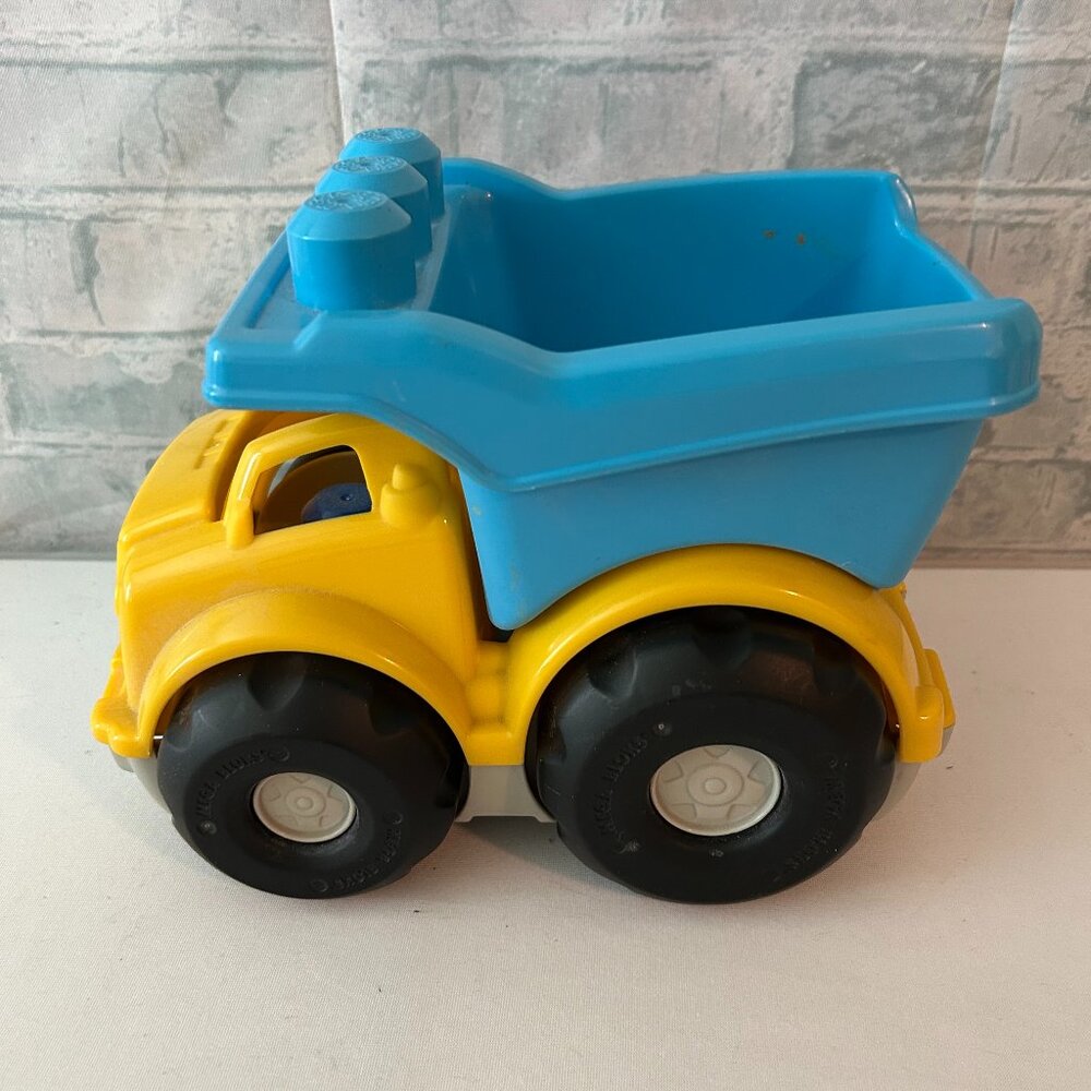 MEGA BLOCKS DUMP TRUCK WITH MAN CONSTRUCTION